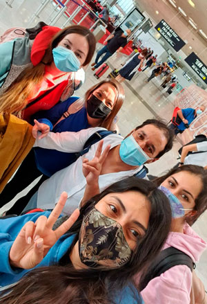 juntas de viajeros en aeropuerto previa a viajes