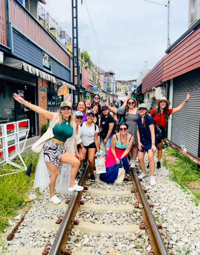 Viaje grupal a Tailandia en los mercados, mercado de la linea del tren