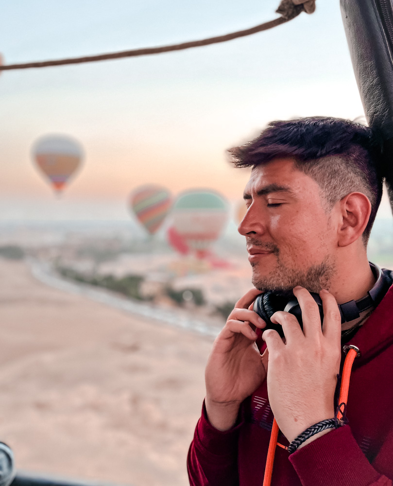 Kevin Valdivia volando en Egipto