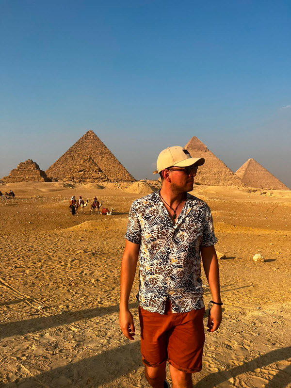 Kevin Valdivia en las pirámides de Giza en Egipto