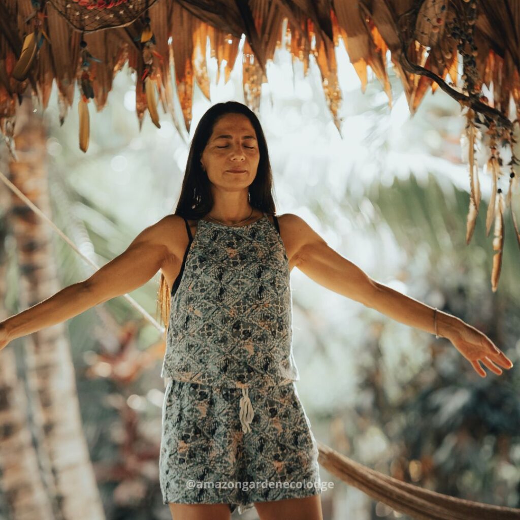 mujer conectando con la naturaleza en un viaje grupal a la amazonia peruana