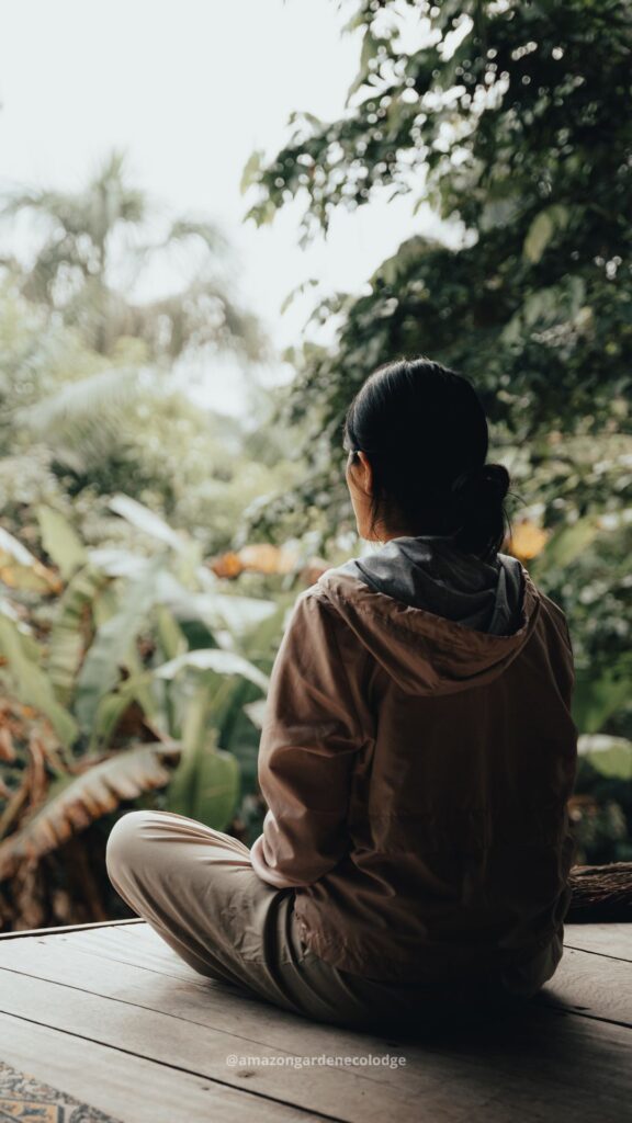 mujer meditando en un viaje de bienestar a la amazonia peruana