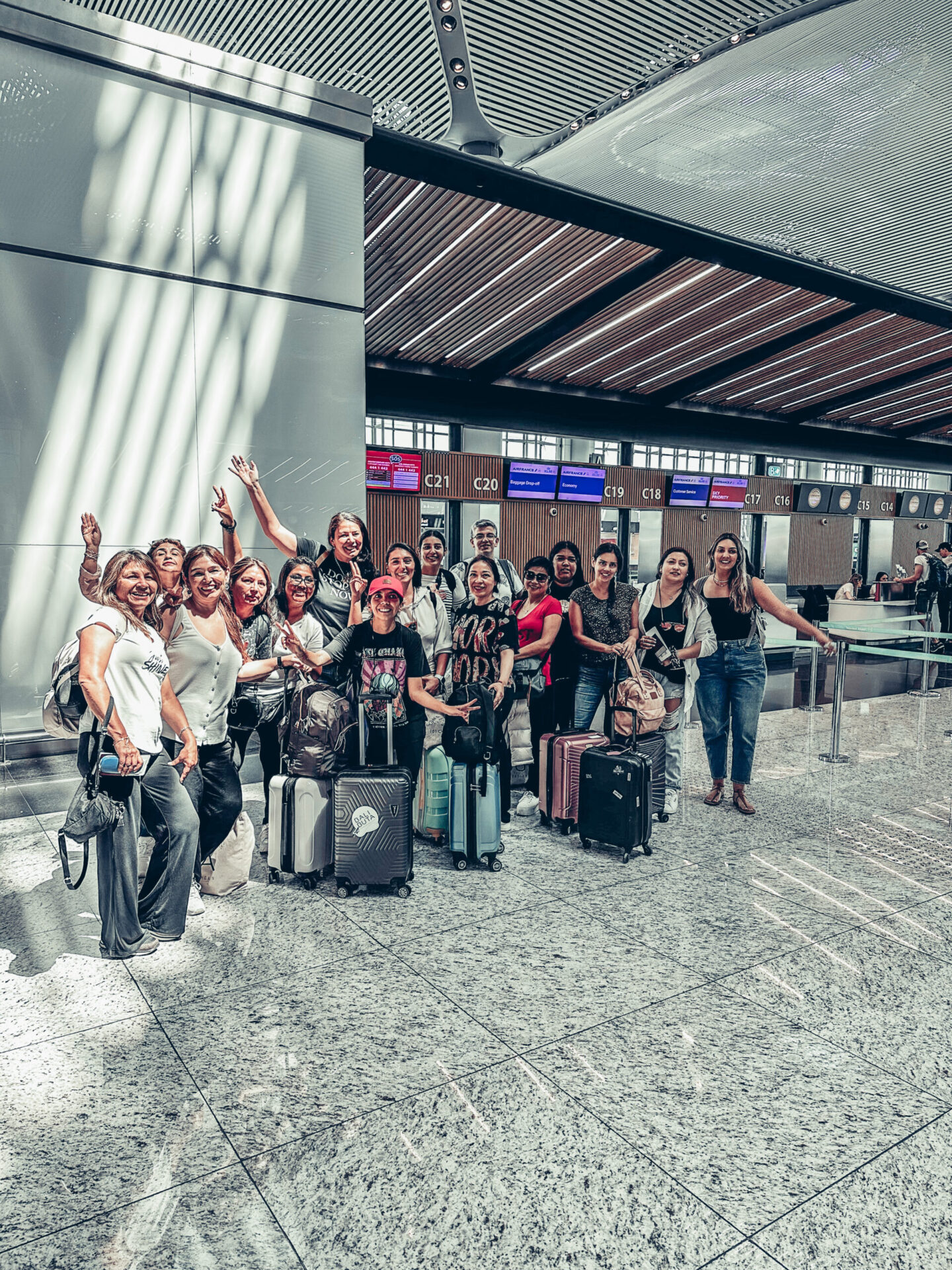 juntas de viajeros en aeropuerto previa a viajes